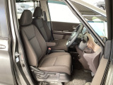 フロント広々、セパレートシートの運転席は、ハイトアジャスターが付いているので、快適にドライブができます。ハンドルはテレスコピック機能で、ハンドル位置を上・下・手前・奥に調節できます。
