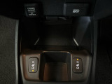 【シートヒーター】運転席、助手席にはシートヒーターが装備されております。冬場寒い時期や、夏場でも車内のエアコンが苦手な方には嬉しい装備です!