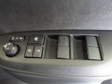パワーウィンドウスイッチで運転席から全席の窓の開閉ができます。