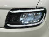 【LEDヘッドライト】悪天候や夜間走行時も良好な視界を確保し安心して運転できる高輝度LEDヘッドライトを装備!点灯速度が早く、消費電力も抑えられています。