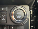 エンジンスタートボタンです。キーが車内にあれば、エンジンの始動・停止はブレーキを踏んでスイッチを押すだけ!キーを取り出す手間を省き、ワンプッシュでエンジンを操作するので簡単でスムーズです。