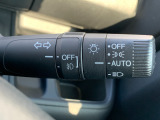 ■オートライト■車外の明るさに応じて、自動的にライトの点灯・消灯をしてくれます。トンネルが続くような道でも、いちいちライトスイッチを操作する必要がありません。消し忘れの心配もありません。