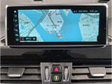 【iDrive】純正HDDナビ&ldquo;iDrive&rdquo;を装備しています。こちらの機能で、オーディオの設定や本体説明書、車両状態チェックなどを行えます。また、ナビのアップデートも承りますので、担当スタッフへお申し付け下さい。