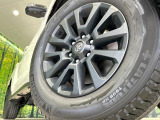 【純正18インチアルミホイール】外観にマッチした純正アルミホイールを装着しております。各種社外アルミホイールや、スタッドレスタイヤも取扱いしております。是非ご相談ください♪