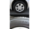 純正14インチフルホイールカバーに、185/70R14タイヤを装着しております。