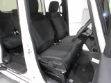 運転席は高さを調整できるハイトアジャスター付きです。