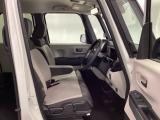 【ベンチシート】運転席と助手席の移動もスムーズ!狭い駐車場での乗り降りや、お子様の乗り降りにも便利です。座席の間にコンソールボックスやドリンクホルダーがないため、車内空間が広く感じます。