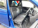 運転席まわりには十分なスペースがあり、大柄な方でもゆったり運転していただける環境です。