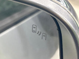 【ブラインドスポットワーニング】走行中、ドアミラーの死角になりやすい箇所に後続車が接近するとサイドミラー付近に警告を表示、ドライバーに注意喚起をしてくれます。