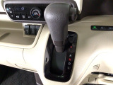 オートマチックシフトレバーは、手になじみ操作しやすい形状で安全運転にもつながります♪