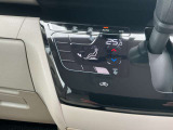 オートエアコン付き♪温度調整、風量調整も自動でしてくれますから、車内はいつも快適空間でございます!想像以上に便利な装備なんですよ☆