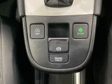 セレクトレバーの下に電子制御パーキングブレーキがあります。スイッチひとつで、停車した地点の傾斜などをシステムが検知・判断してブレーキ力を自動的に最適制御し、しっかり停車できるパーキングシステムです。