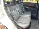 後部座席も気になるようなキズ・汚れやへたり等、大きなダメージはなく、良好な状態です。