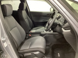 広い足元にゆったり座れるシートは長距離の運転でも疲れにくいシートです。女性でも運転がしやすいようにシートの高さ調整機能(シートリフター)がついています。