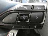 【ステアリングスイッチ】ステアリングから手を伸ばさなくても簡単にオーディオコントロールできますので、安全ですね。