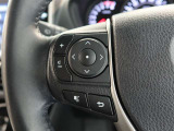 ステアリングスイッチ付き。前方から目を離すことなく操作することが可能です。