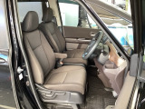 フロント広々、セパレートシートの運転席は、ハイトアジャスターが付いているので、快適にドライブができます。ハンドルはテレスコピック機能で、ハンドル位置を上・下・手前・奥に調節できます。