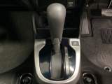 CVT車のセレクトレバーです。低速から高速まで、変速ショックのないスムーズな走りを実現するとともに、エンジン効率のよい領域を維持することで燃費にも貢献します。