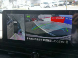 バックギアにシフトを入れれば、空から見下ろすような視点で、スムースな駐車と安全確認をサポートします。