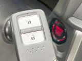 【Hondaスマートキー】カバンやポケットに入れたままでもドアの施錠・解錠が可能なスマートキーを装備。エンジンのオン・オフ時もカギを取り出す必要が無いからとっても便利です♪