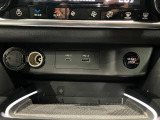 USBタイプAとC及び電源ソケットが装備されています。