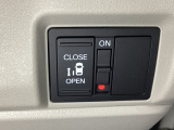 左側電動スライドドアは運転席からでも操作ができるように、ハンドル付近に開閉の操作スイッチが付いています。