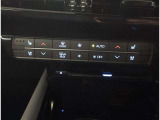 デザインもよく、居心地のよい運転席ですね。分かりやすいスイッチ類ですから操作もしやすく運転をサポートします。ぜひご来店いただき、実際にお座りいただいてステアリングを握ってみてください!