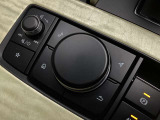 「MAZDAコネクト」コマンダー部 手元を見ることなく操作出来るように左手を自然に降ろした位置に設置。シンプルで使いやすく、機能を覚えやすいボタン配置になっています。