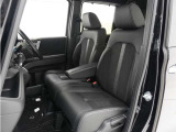 運転席と助手席は足元が繋がっているので自由に行き来しやすいので駐車場が狭いときでも助手席側からスムーズに乗り降りできて便利!