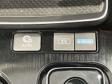 プロパイロットパーキングやe-Pedal及びEVモードスイッチなどがシフトレバー前部に装着されています。