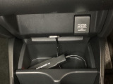 アクセサリーソケットはUSBのアダプターなどをつければ、スマホの充電にも使えます。周辺には物が置けるボックスがついています。