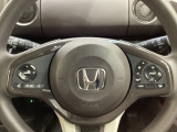 ハンドルにHondaセンシング系のクルーズコントロールやレーンキープアシストなどのスイッチと、オーディオの操作スイッチが装備されています。ハンドルから手を離さず安全に操作できます。