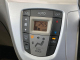 【オートエアコン】一度お好みの温度に設定すれば、車内の温度を検知し風量や温度を自動で調整。暑い&hellip;寒い&hellip;と何度もスイッチ操作をする必要はありません。快適な車内空間には必須の機能ですね♪