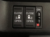【両側パワースライドドア】両側がパワースライドドアになっており、運転席のスイッチやスマートキーでも開閉が可能です!開口部も広いので乗り降りも楽々♪