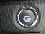 ワンプッシュで楽々エンジンスタート!キーを取り出さず、ドアノブに触れるだけでドアを施錠&解錠も可能です。