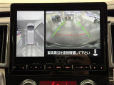 【マルチアラウンドモニター】自車周辺をぐるりと俯瞰できるカメラで危険を察知。上空からの映像で自動車や障害物の位置が詳細に確認できるので、狭い駐車場でも安心して駐車できますね。