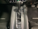 CVT車のセレクトレバーです。低速から高速まで、変速ショックのないスムーズな走りと、エンジン効率のよい領域を維持して燃費にも貢献します。サイドブレーキはスイッチ操作の電子制御パーキングブレーキです。