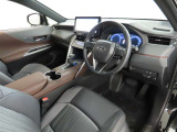高級感のある美しいインテリアデザインの運転席です。