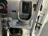 両席側前部にドリンクホルダーあります♪運転中でも手が届きやすい位置にあって使い易いです♪