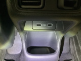 スマートフォンなどの充電に便利なUSBジャック。運転席からも助手席からも使いやすいです。