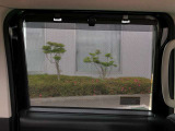 ロールサンシェードは強い日差しを遮ることで、後席に座るお子さまの安眠を守ります。