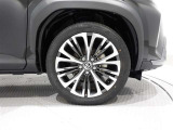 純正のアルミホイールを装備しております。(215/50R18)