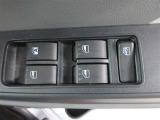 もちろん全席パワーウインドー付。運転席から操作できて便利です。