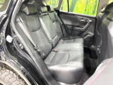 後部座席も気になるようなキズ・汚れやへたり等、大きなダメージはなく、良好な状態です。
