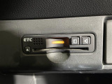【ETC】有料道路を利用する際に料金所で停止することなく通過できる、ETC車載器(ノンストップ自動料金収受システム機器)が装備されています。セットアップを行うことで利用可能になります。