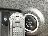 【スマートキー】カバンやポケットに入れたままでもドアの施錠・解錠が可能なスマートキーを装備。エンジンのオン・オフ時もカギを取り出す必要が無いからとっても便利です♪