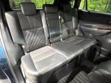 後部座席も気になるようなキズ・汚れやへたり等、大きなダメージはなく、良好な状態です。