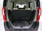 大きく開くラゲッジスペースです 左右独立でリアシートが倒れるので長尺の荷物も積むことが可能です アレンジ次第で有効活用が可能です