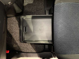 助手席シートの下には収納もあります☆