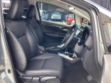 フロントは運転席と助手席が別々の広々としたセパレートシートです、運転席は、高さを調整できるハイトアジャスター付きです。